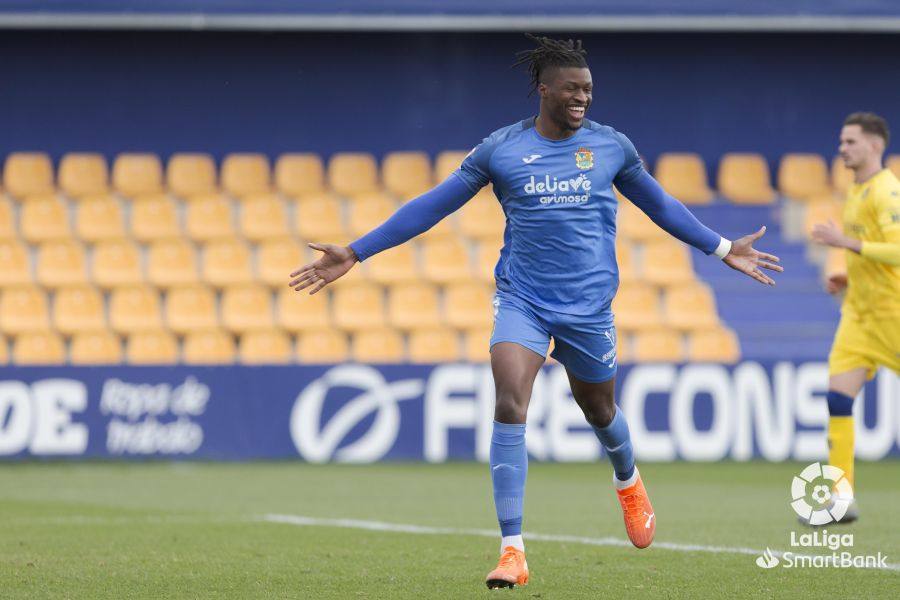 Sekou Gassama celebra uno de sus tres goles al Alcorcón. 