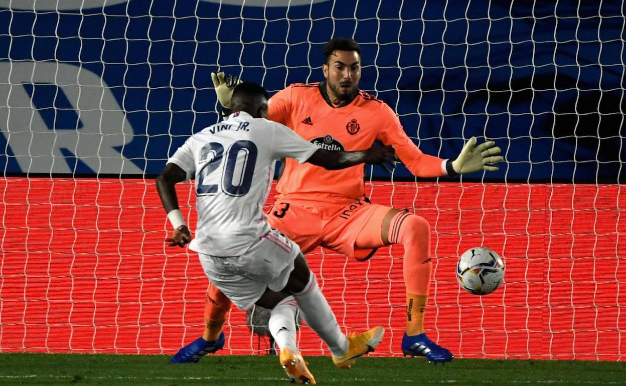 Roberto ante Vinícius en el Real Madrid-Real Valladolid de la cuarta jornada de Liga, partido en el que efectuó paradas portentosas