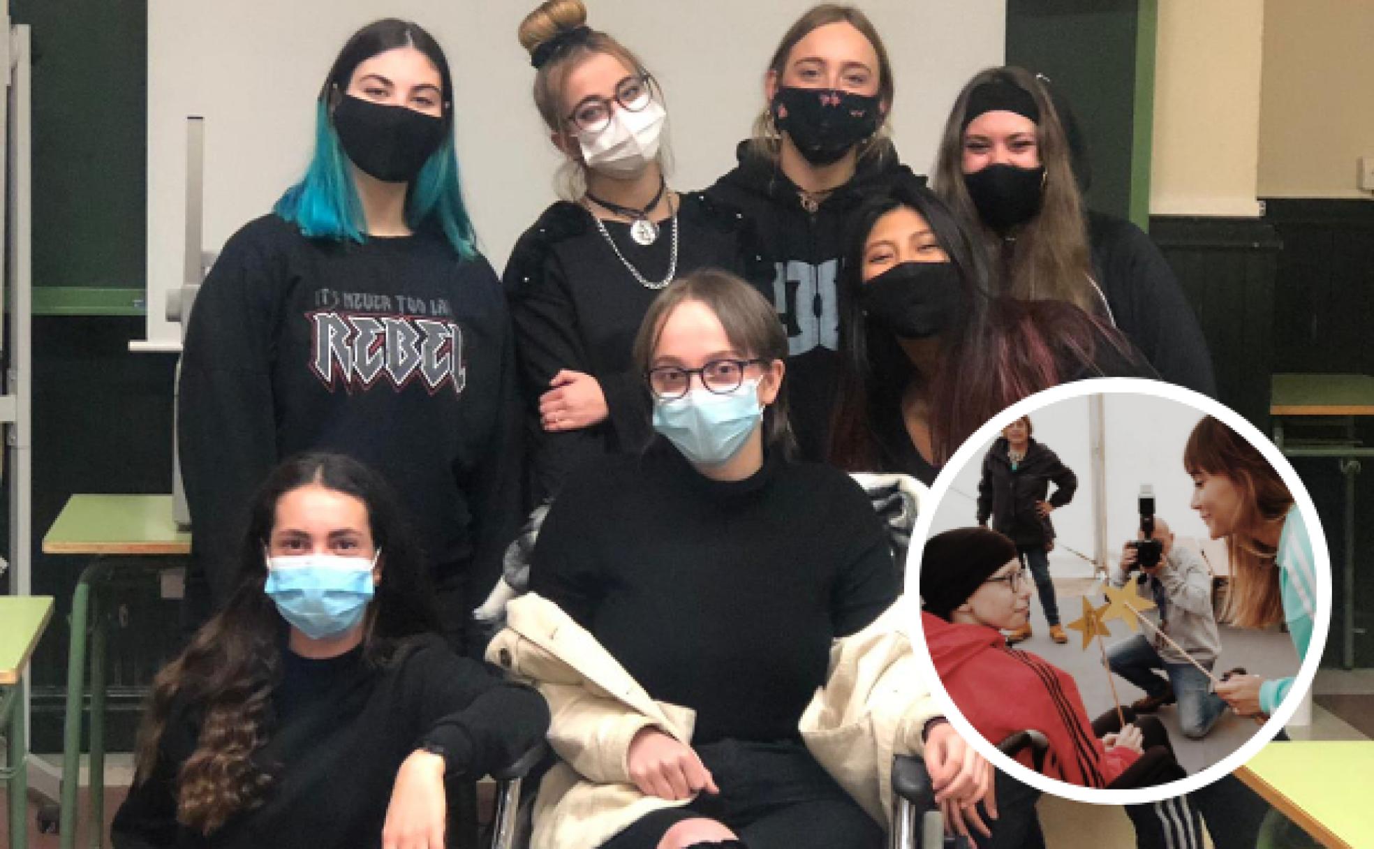 Lucía Cítores con sus amigas en el instituto Jorge Manrique. A la derecha, con la cantante Aitana. 