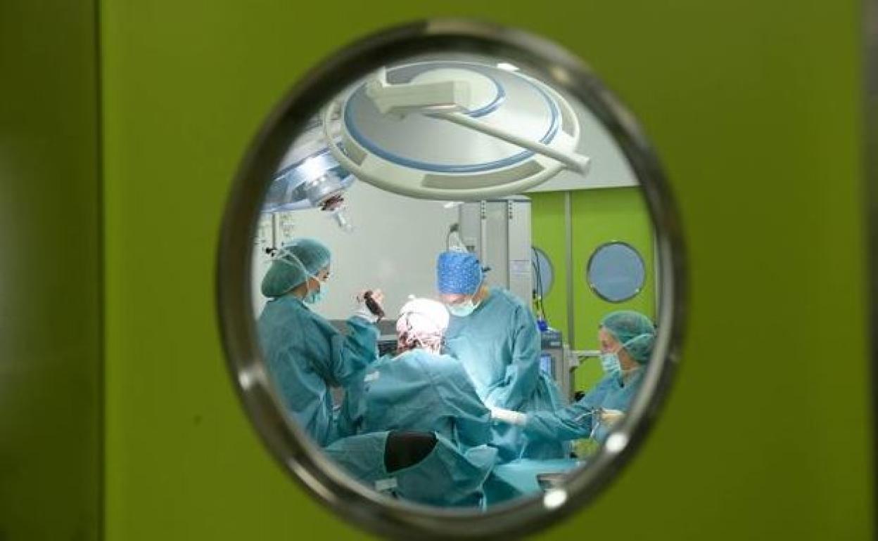 Operación en un quirófano.