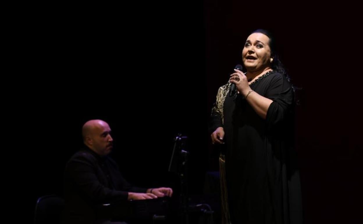 Falete, en un momento del recital en el Teatro Zorrilla. 