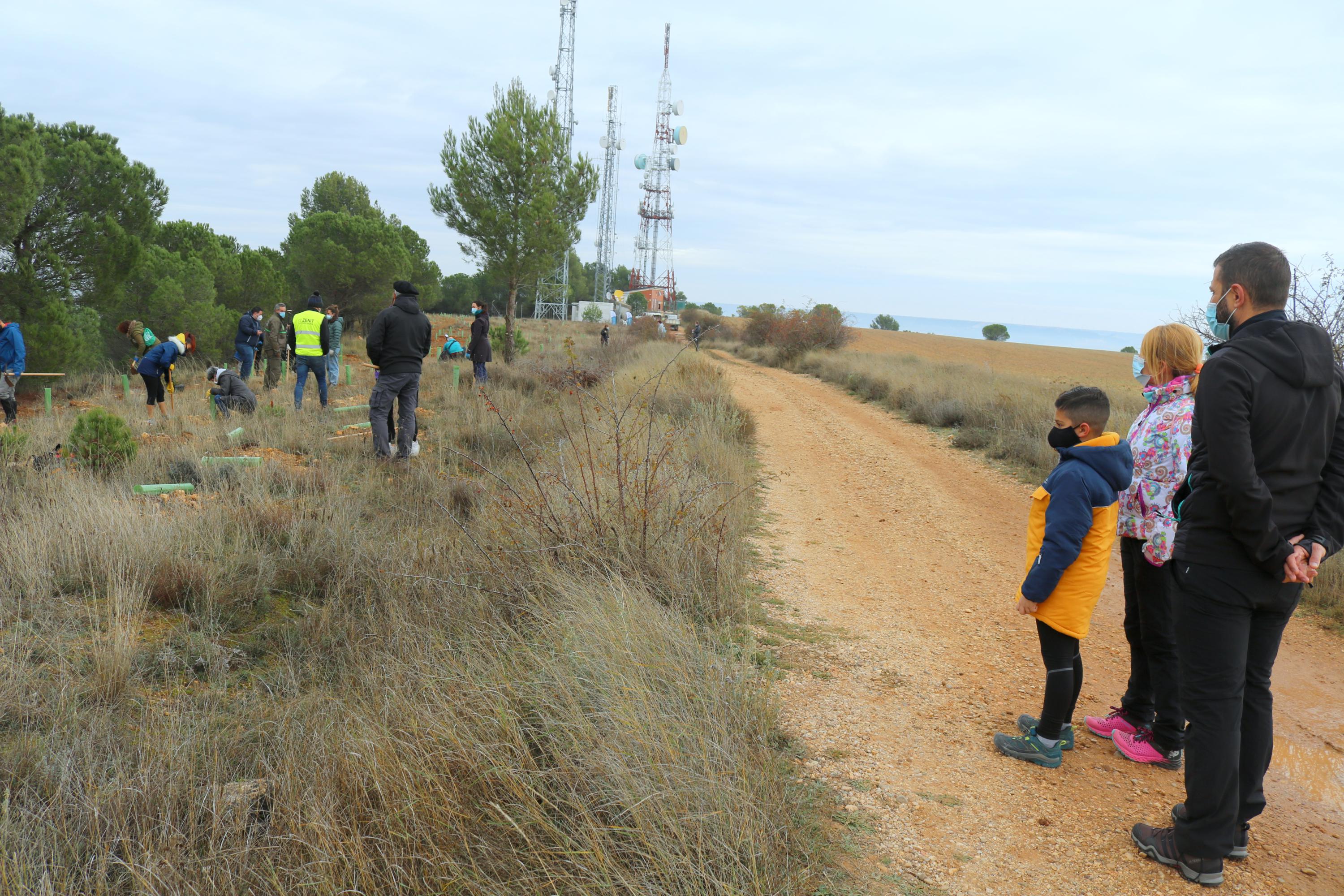 Más de 150 vecinos participaron en la plantación llevada a cabo en Villamuriel de Cerrato