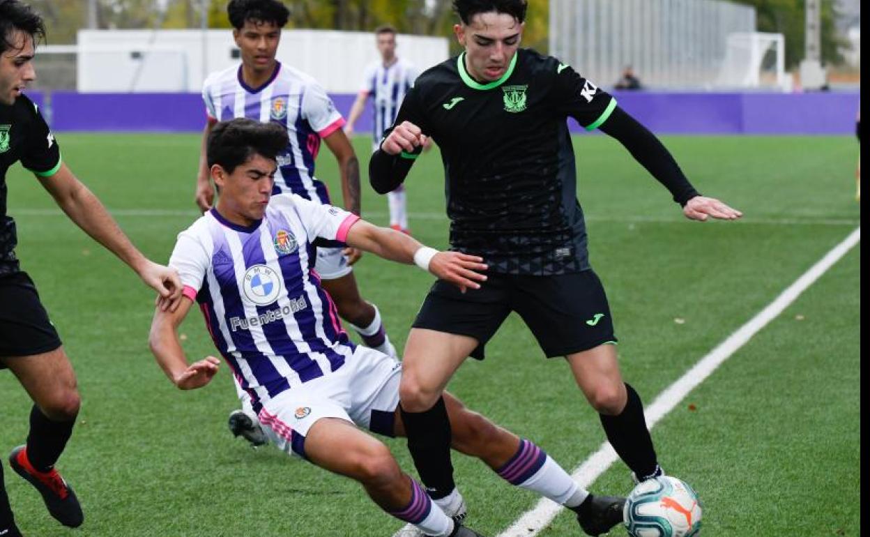 Maroto presiona a un jugador del Leganés sobre la línea de banda