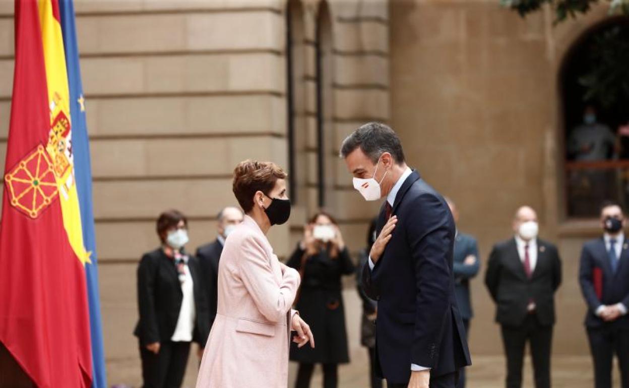 El presidente del Gobierno, Pedro Sánchez, saluda a la presidenta de Navarra, Maria Chívite, en el palacio de Congresos Baluarte donde presentó «España Puede», el Plan de Recuperación, Transformación y Resiliencia de la Economía Española, que guiará la ejecución de 72.000 millones de euros de fondos europeos hasta el año 2023.