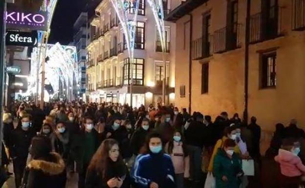 El Ayuntamiento de Valladolid dice que «no se cubre el aforo» en Santiago pese a las aglomeraciones por las luces