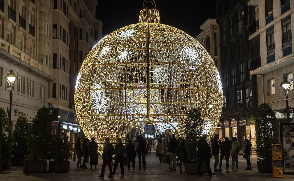 Aspecto que presenta la calle Santiago de Valladolid tras el encendido de las luces de Navidad.