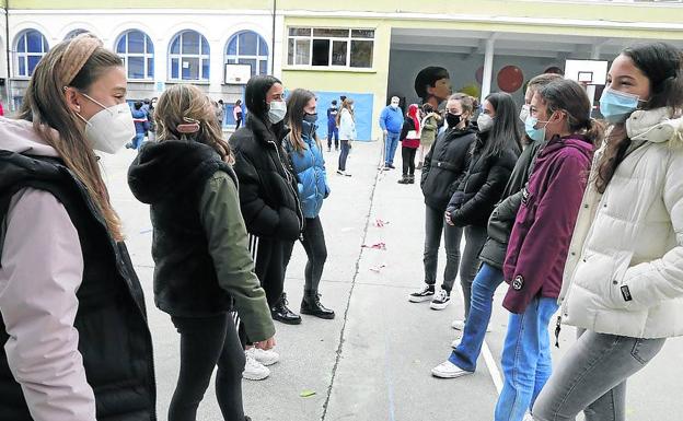 El patio está dividido para que se mantengan distancias entre las clases. 