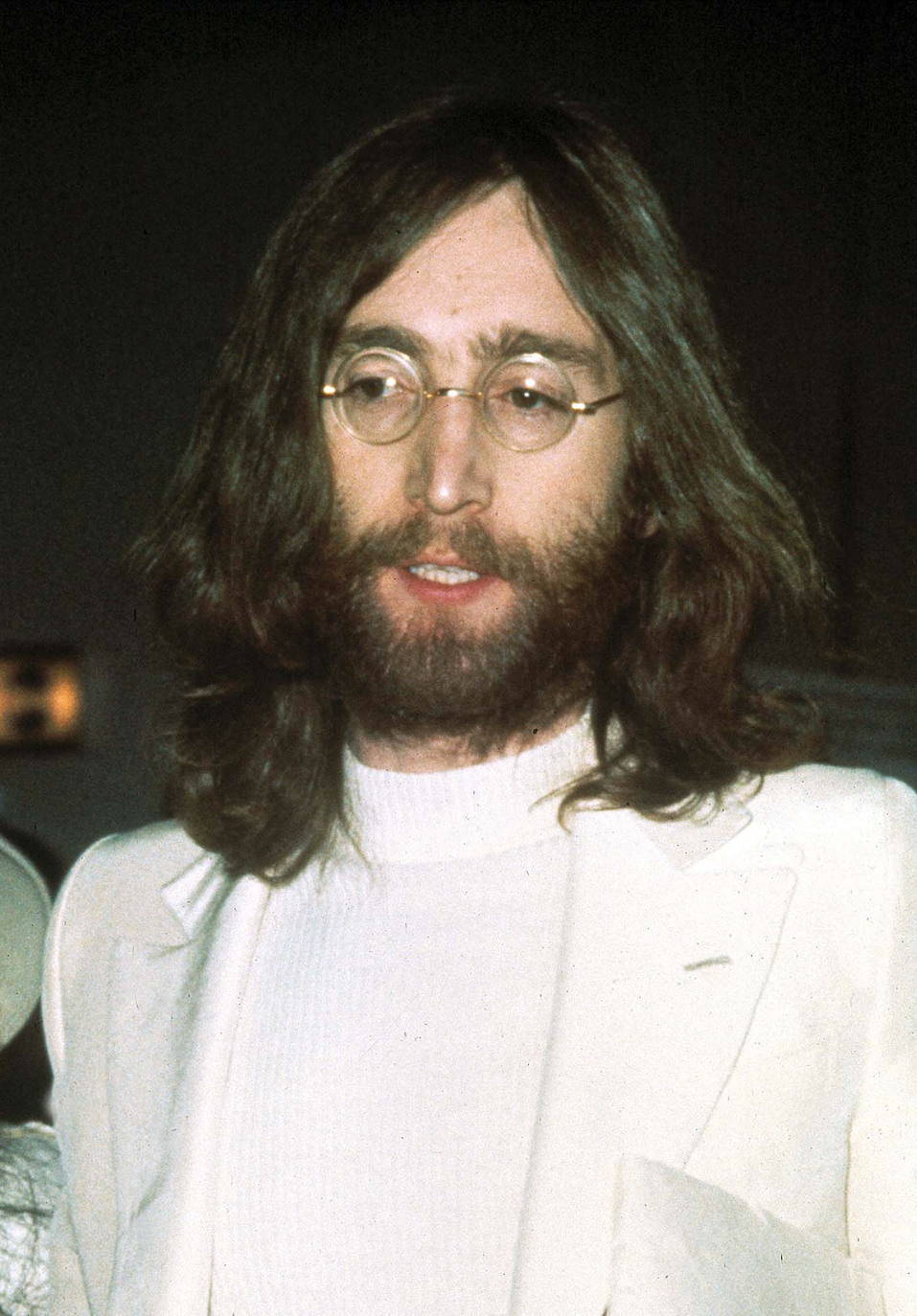 9.- John Lennon – 13 millones de dólares | Cantante de The Beatles. Murió el 8 de diciembre de 1980, a los 40 años. Motivo: Homicidio