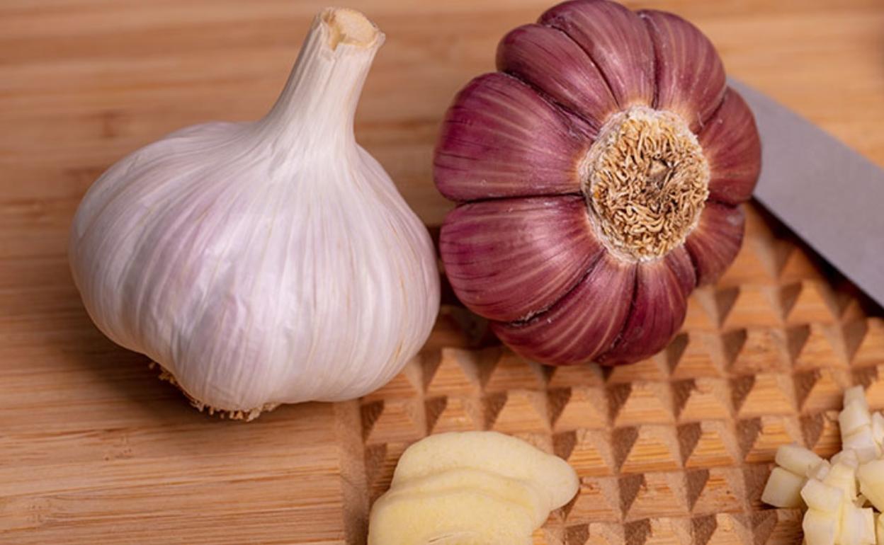 Dos cabezas de ajo de la Indicación Geográfica Protegida (IGP) del Ajo Morado de Las Pedroñeras (Cuenca)