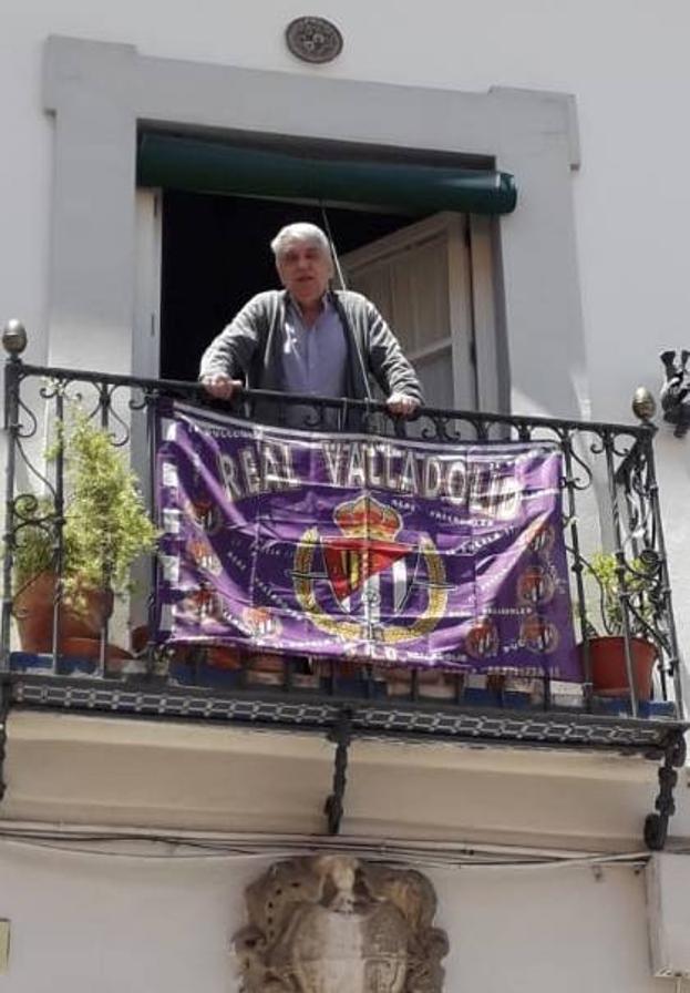 Enrique Valdivieso, en el balcón de su casa sevillana, en plena celebración del último ascenso a Primera División del Real Valladolid.