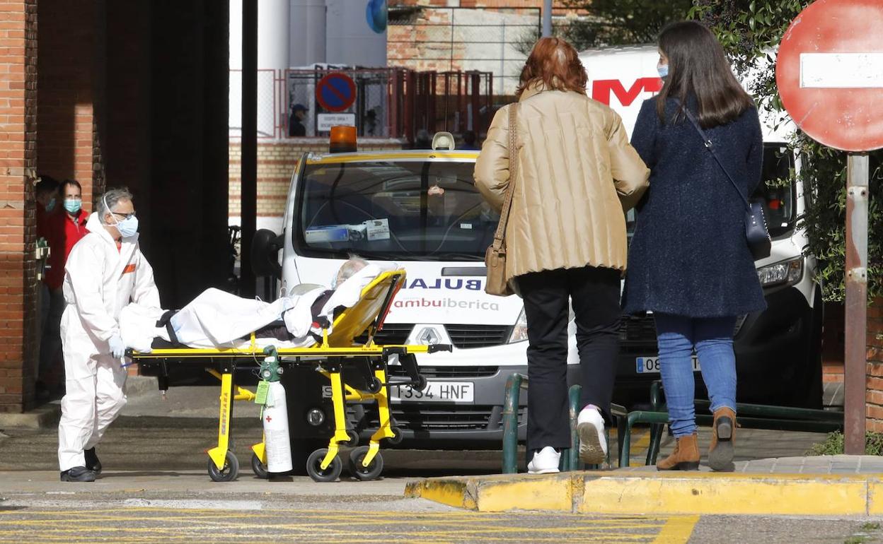 Un sanitario traslada a un hombre en camilla en el área de Urgencias del Hospital Río Carrión. 