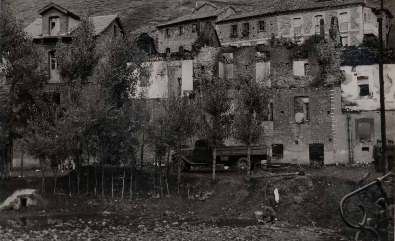 La Biblioteca Nacional publica las imágenes de los efectos causados por los incendios y bombardeos en la zona norte de León, Pola de Gordón, Santa Lucía y La Vid, durante la Guerra Civil 