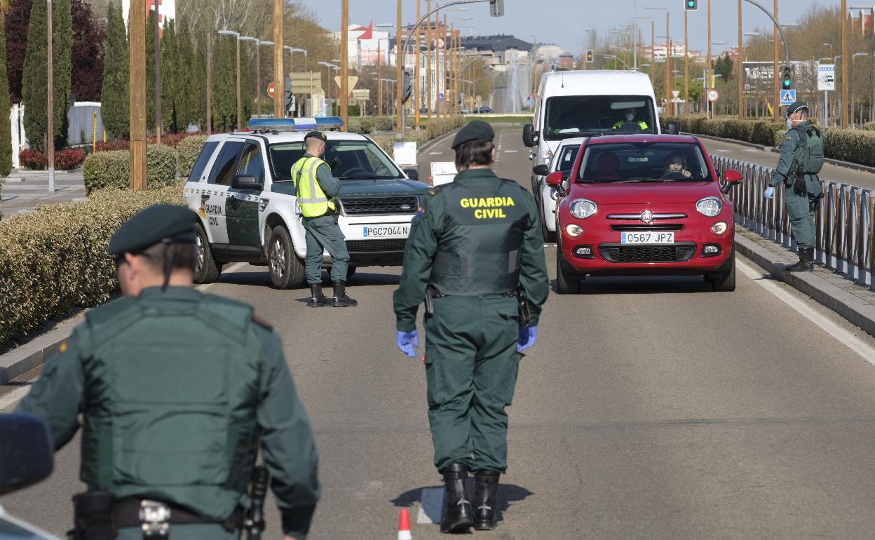 Un control de la Guardia Civil en pleno estado de alarma. 