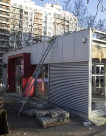 Imagen secundaria 2 - En la primera imagen,últimos remates de las obras de rehabilitación del Mercado del Val y pavimentación de las calles que rodean las instalaciones; y, en las dos últimas, desmontaje del mercado provisional en la plaza del Poniente de Valladolid.