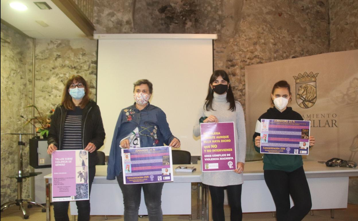 Representantes del Ayuntamiento y del colectivo 8M,.