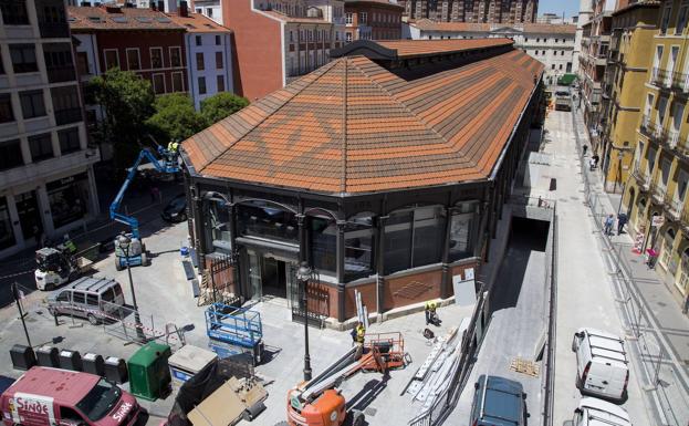 Imagen principal - En la primera imagen,últimos remates de las obras de rehabilitación del Mercado del Val y pavimentación de las calles que rodean las instalaciones; y, en las dos últimas, desmontaje del mercado provisional en la plaza del Poniente de Valladolid.