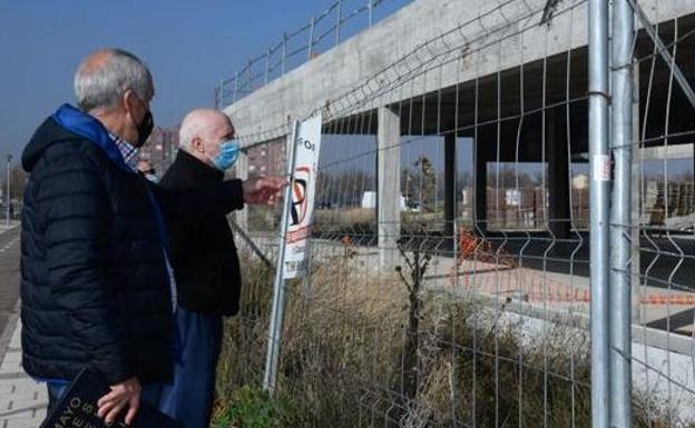 Vecinos de la Asociación El Refugio observan el deterioro de las obras en la parcela de camino del cementerio. 