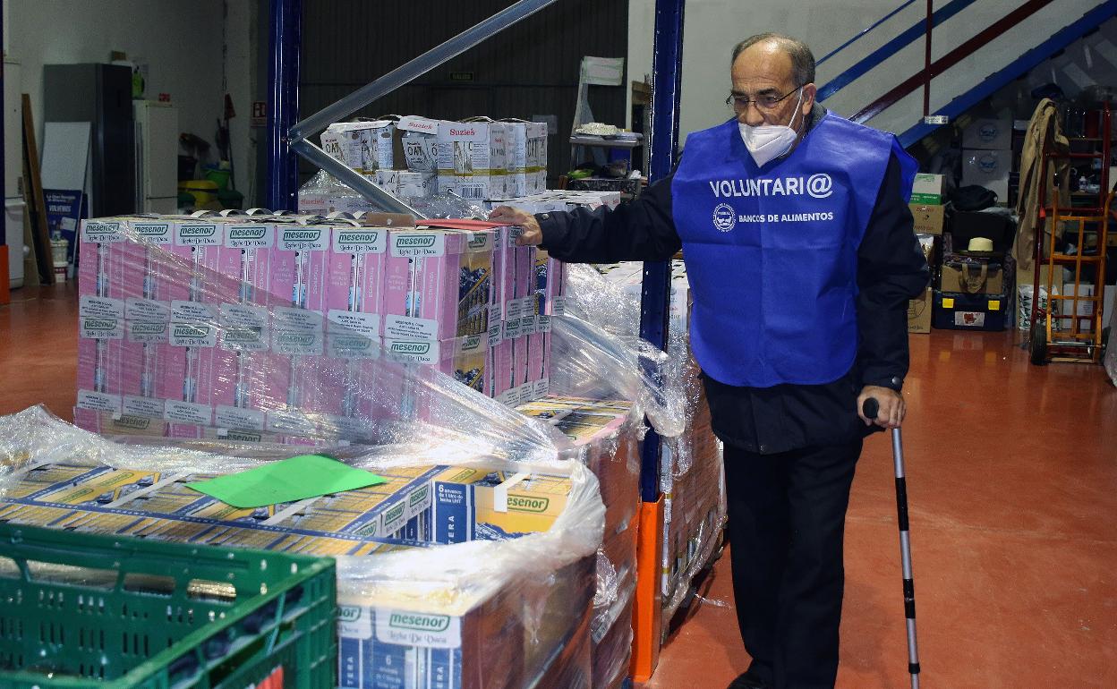 Rufo Sanz, presidente del Banco de Alimentos de Segovia, en el almacén de la entidad.