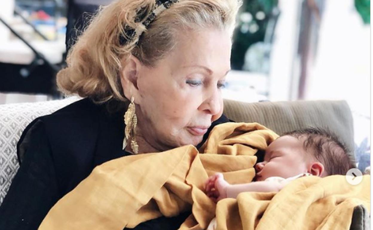 La abuela de Elena Tablada, Elena Moure, con su nieta. 