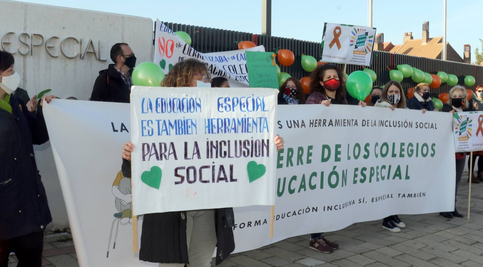 Fotos: Protesta contra la Ley Celaá frente al Centro de Educación Especial Nº 1 de Valladolid