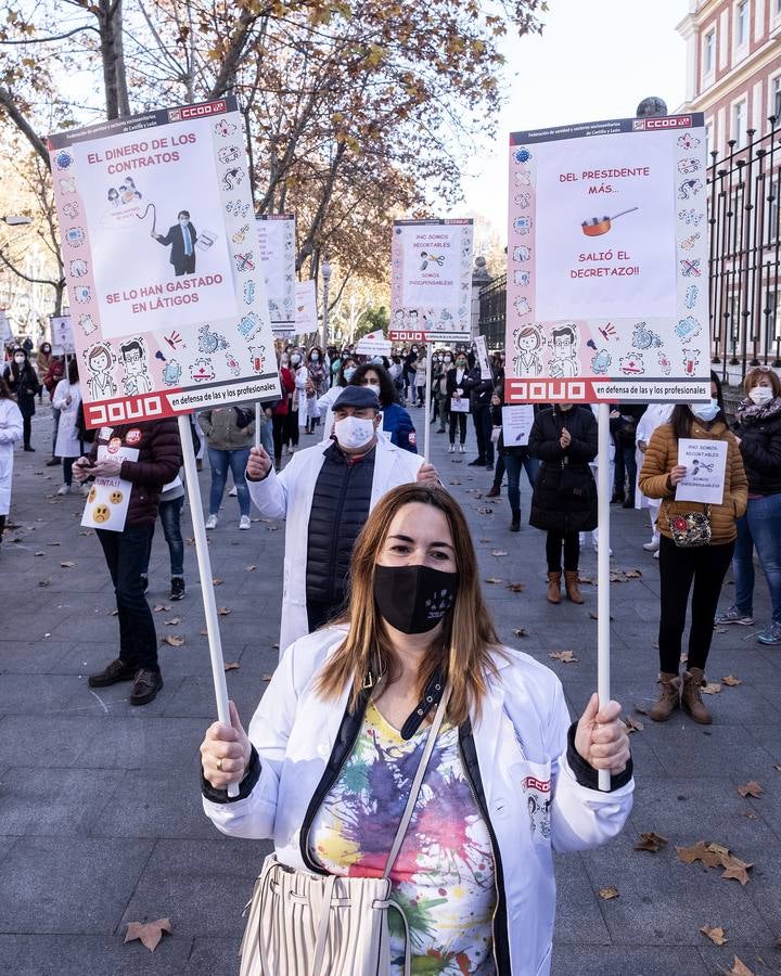 Fotos: Sanitarios de Valladolid protestan por sus condiciones laborales