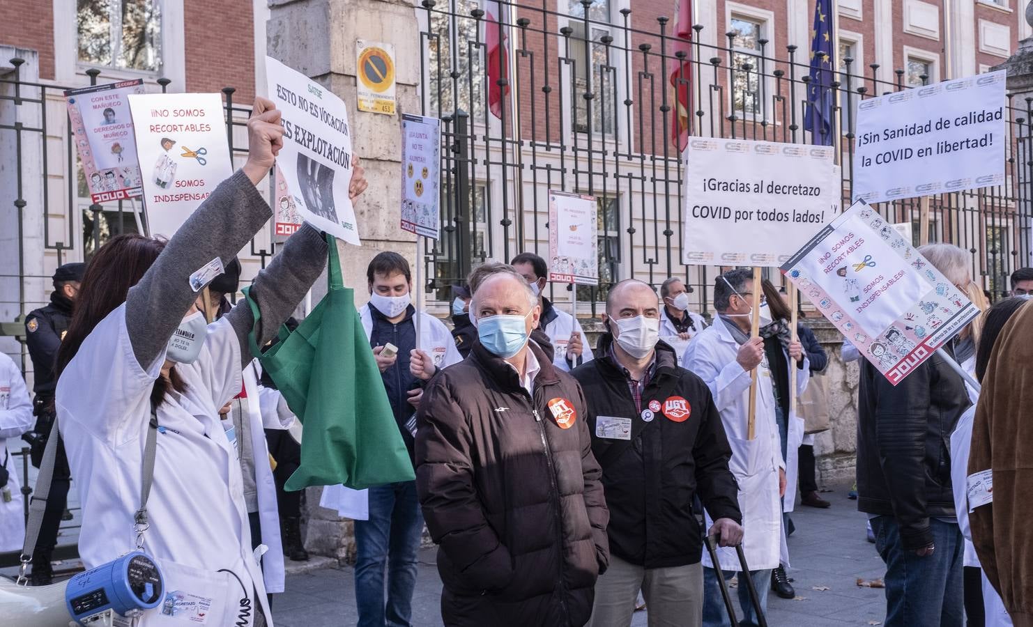 Fotos: Sanitarios de Valladolid protestan por sus condiciones laborales