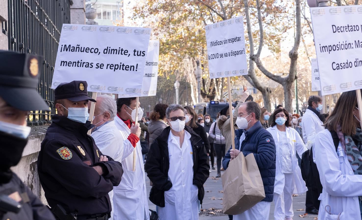 Fotos: Sanitarios de Valladolid protestan por sus condiciones laborales