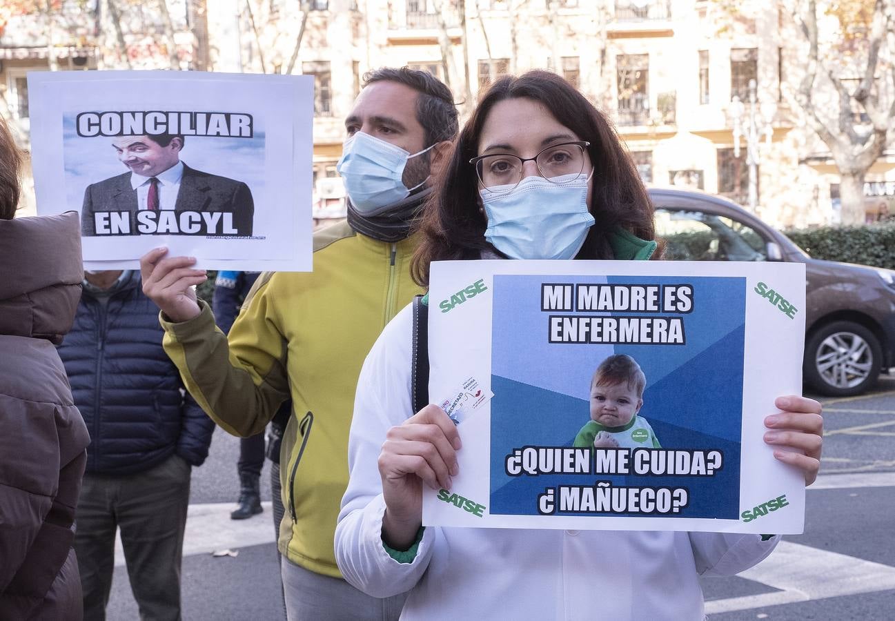 Fotos: Sanitarios de Valladolid protestan por sus condiciones laborales