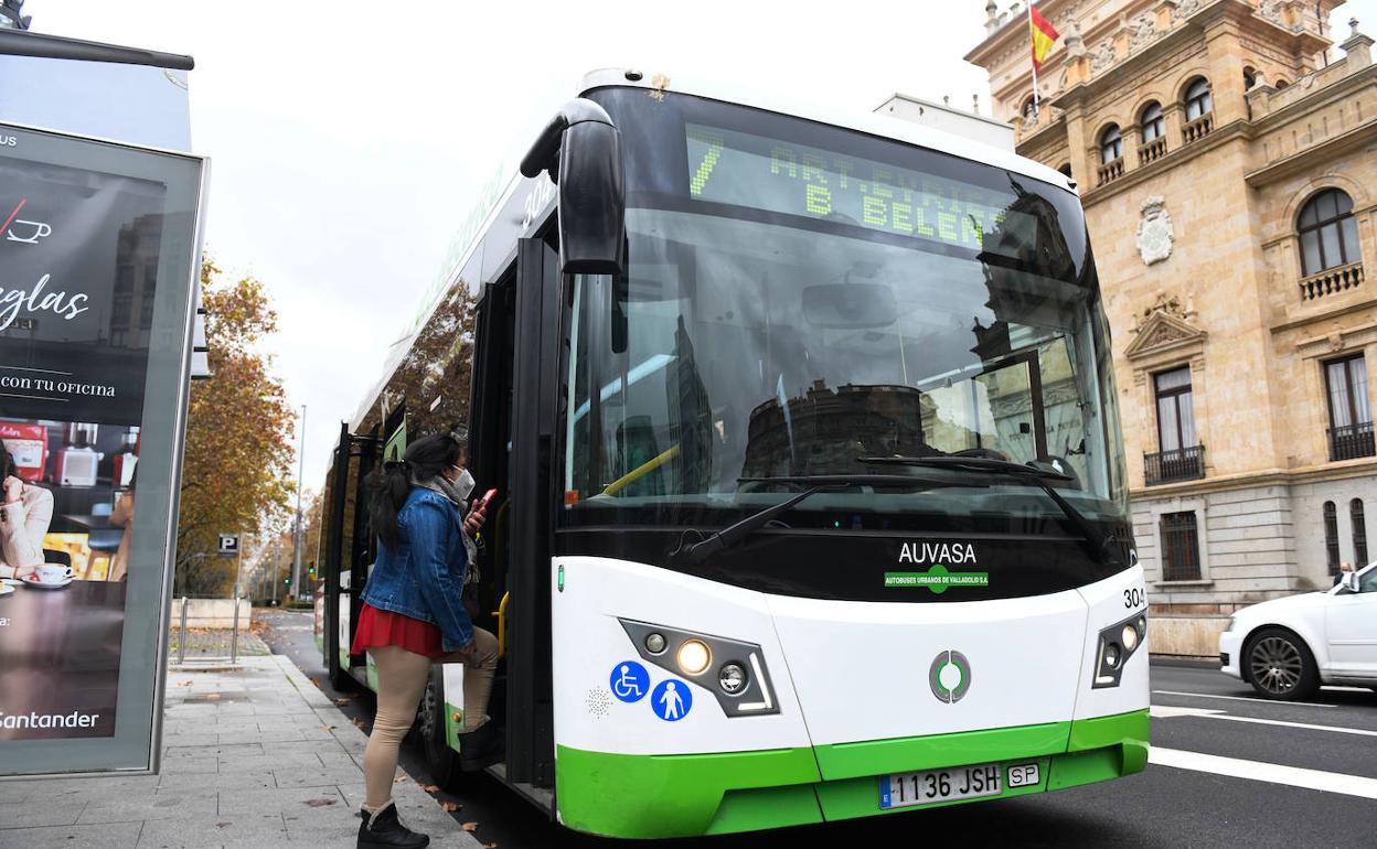 Una pasajera sube a un autobús de la línea 7 de Auvasa. 