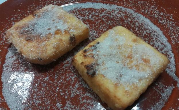 Dos piezas de leche frita. 