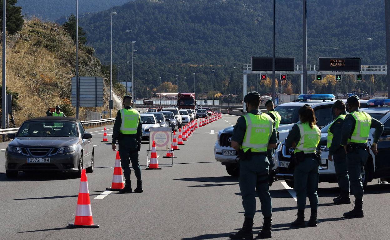 Agentes vigilan la entrada y salida a la comunidad. 