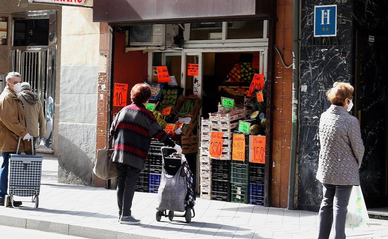 Comercio en en una calle de Tudela de Duero. 