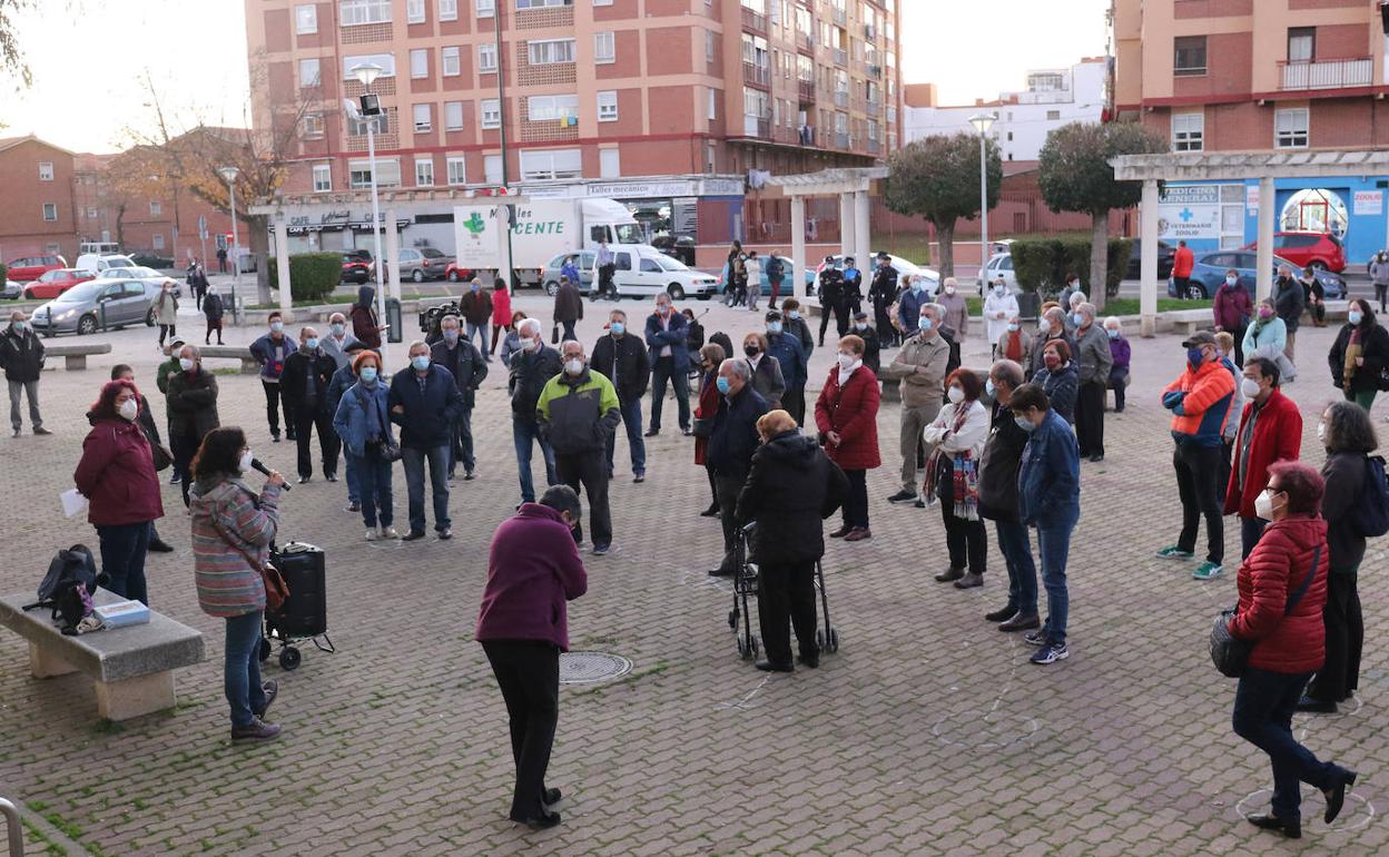 Un momento de la asamblea informativa ante el centro cívico de Delicias. 