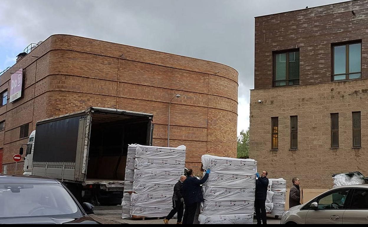 Operarios descargan féretros en el tanatorio de Segovia durante la primera ola de la pandemia. 