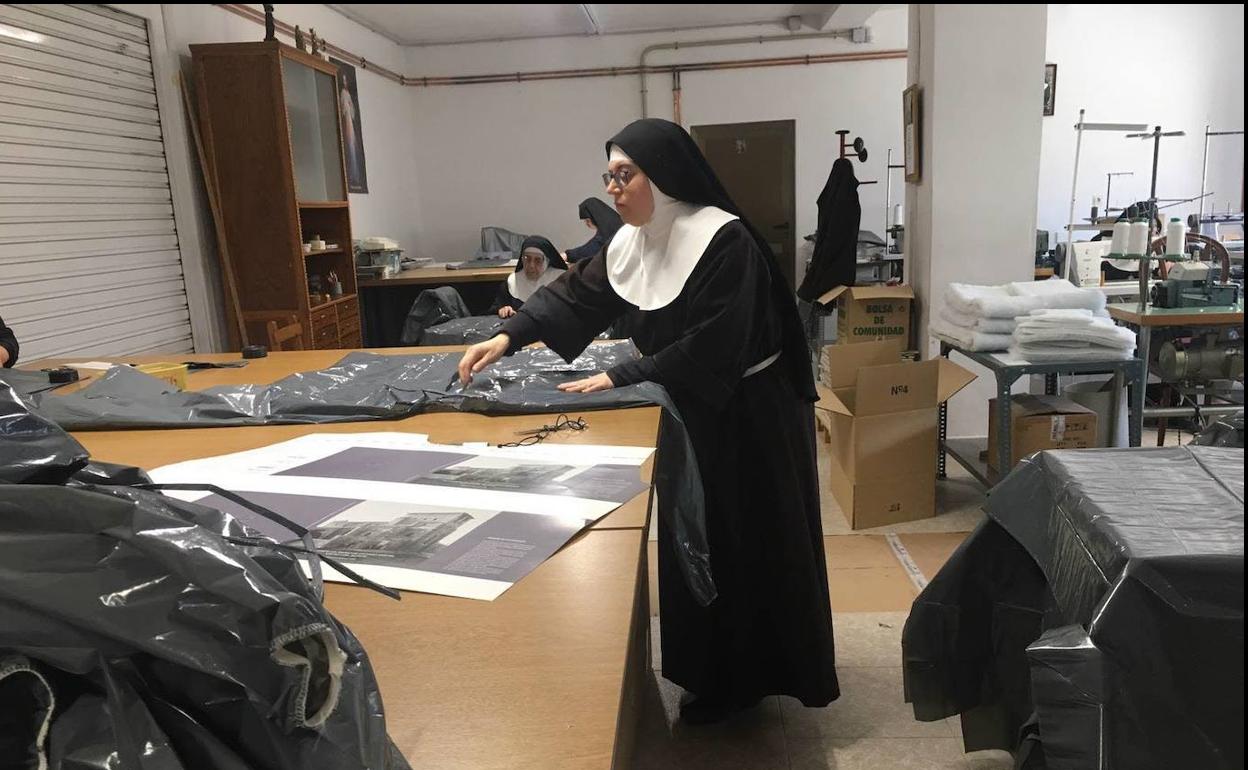 Monjas del convento cosiendo batas el pasado mes de marzo. 