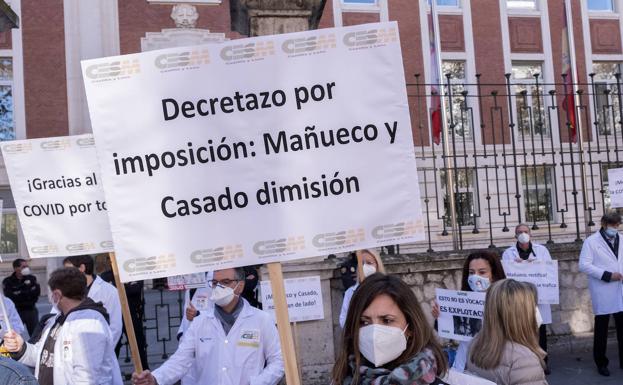 Protesta de médicos ante la Consejería de Sanidad, en Valladolid.