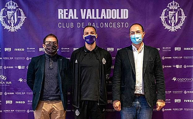 Paasoja, en el centro, escoltado por Pablo Pérez (VallSur) y García Pellitero. 