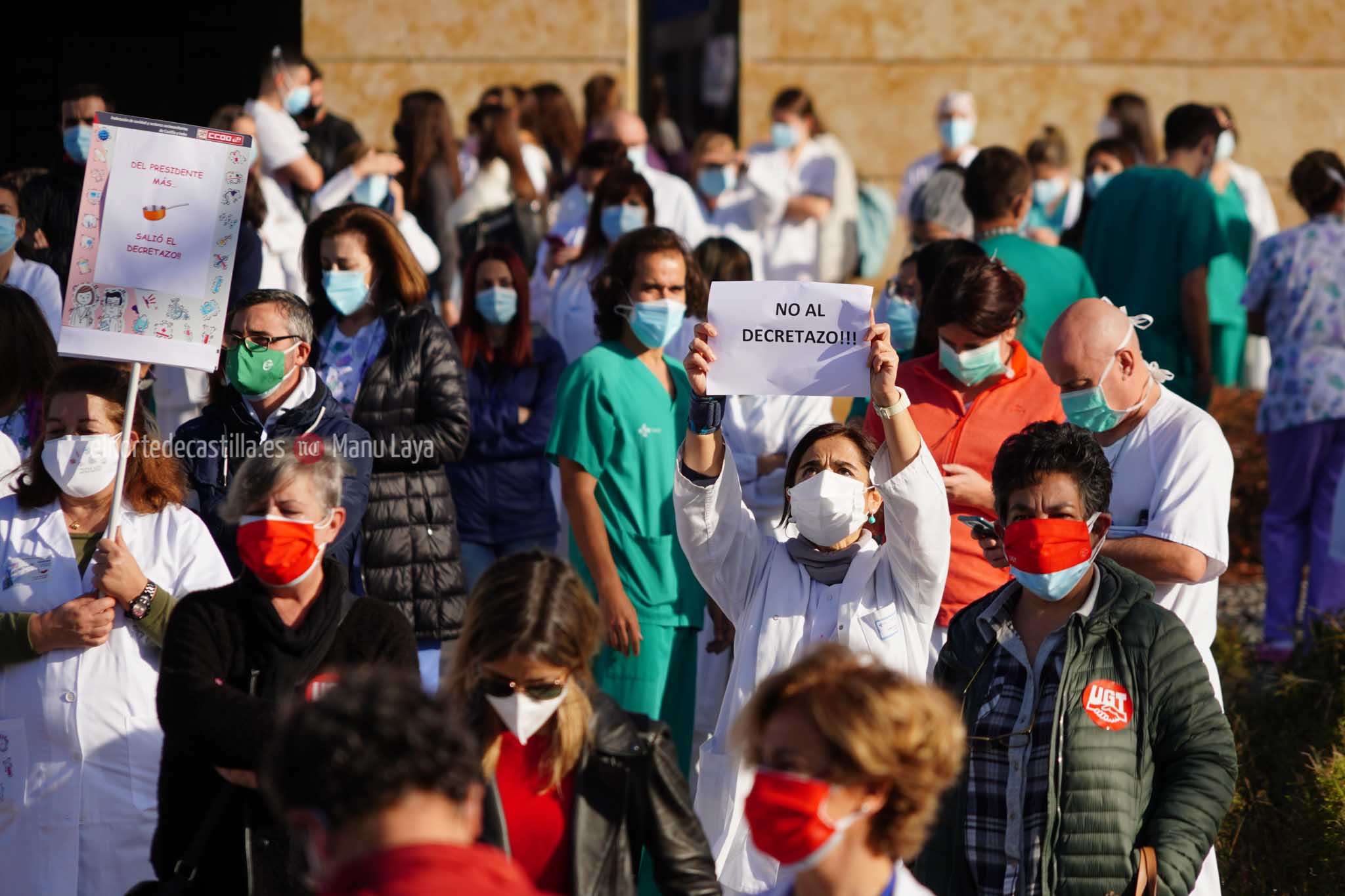 Concentración de sanitarios en las inmediaciones del hospital de Salamanca