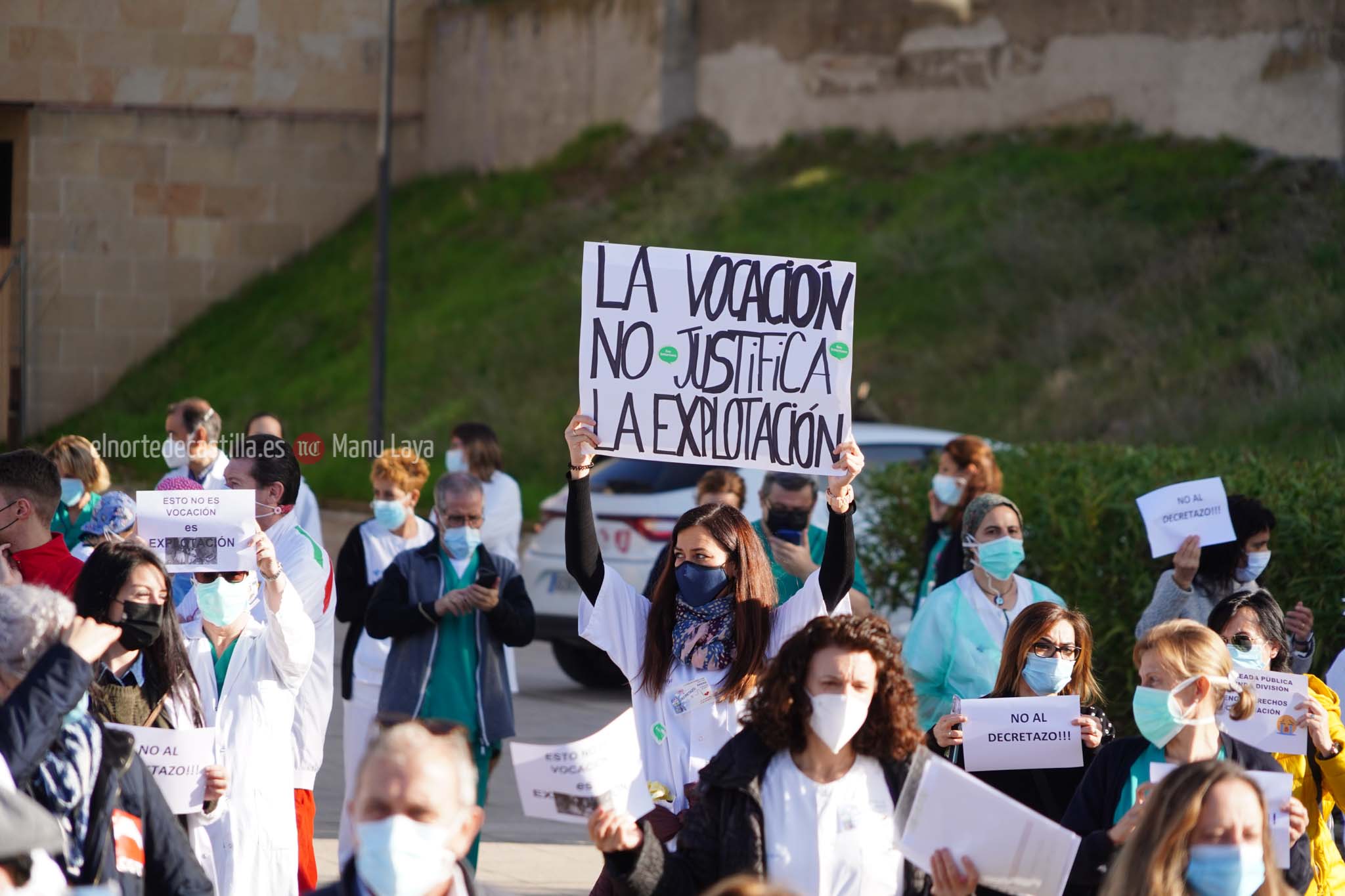 Concentración de sanitarios en las inmediaciones del hospital de Salamanca