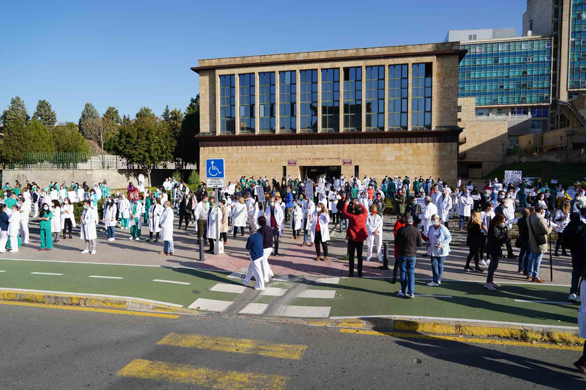 Concentración de sanitarios en las inmediaciones del hospital de Salamanca