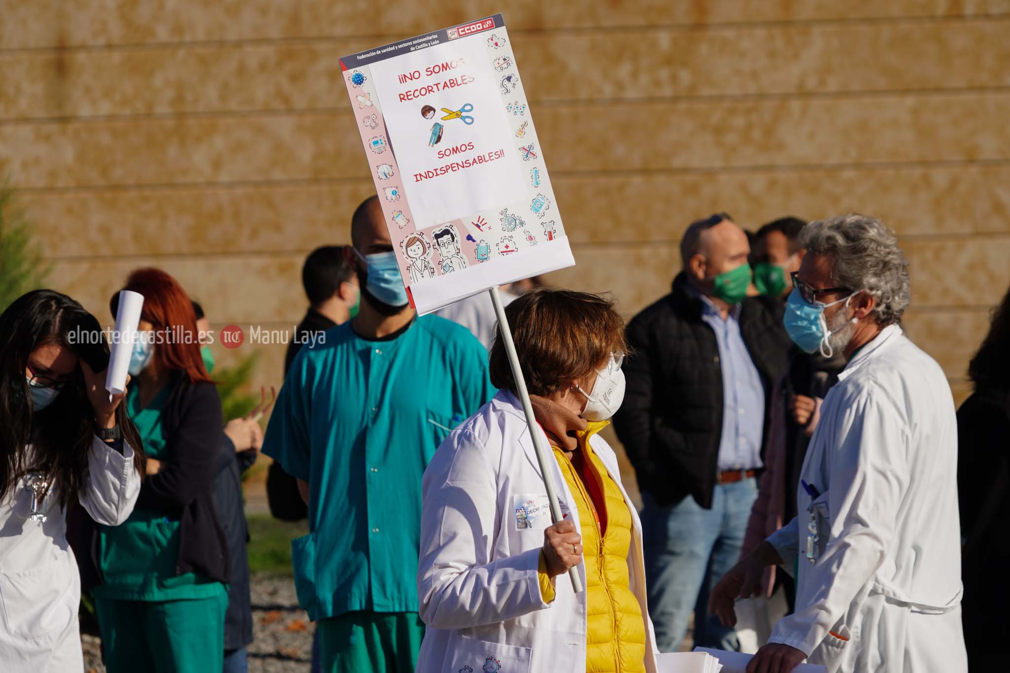 Concentración de sanitarios en las inmediaciones del hospital de Salamanca
