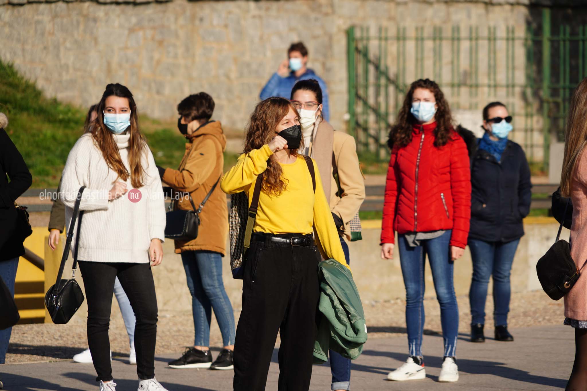 Concentración de sanitarios en las inmediaciones del hospital de Salamanca