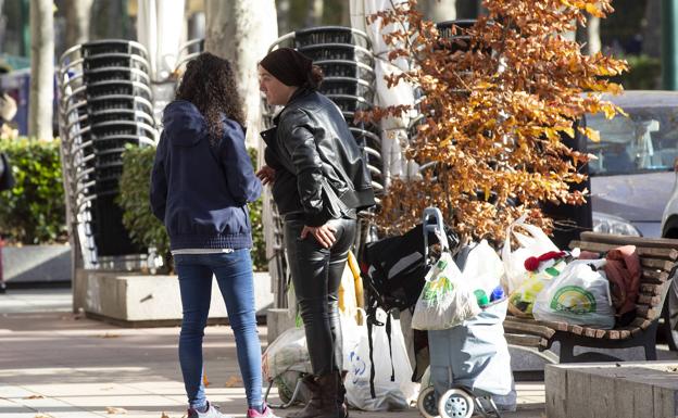 María, trabajadora de Fundación Intras, charla con Guadalupe, en el paseo de Zorrilla. 