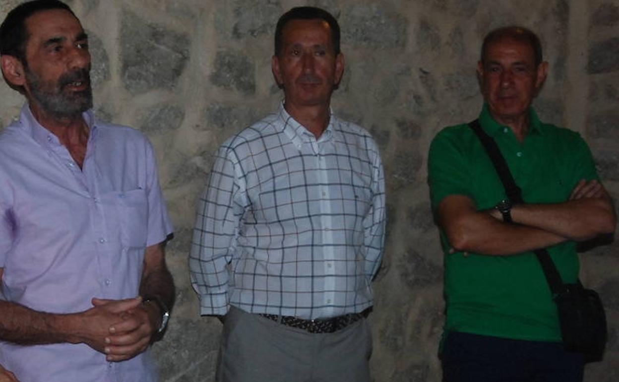 Juan Pablo Gutiérrez, en el centro, alcalde de Miranda del Castañar. 