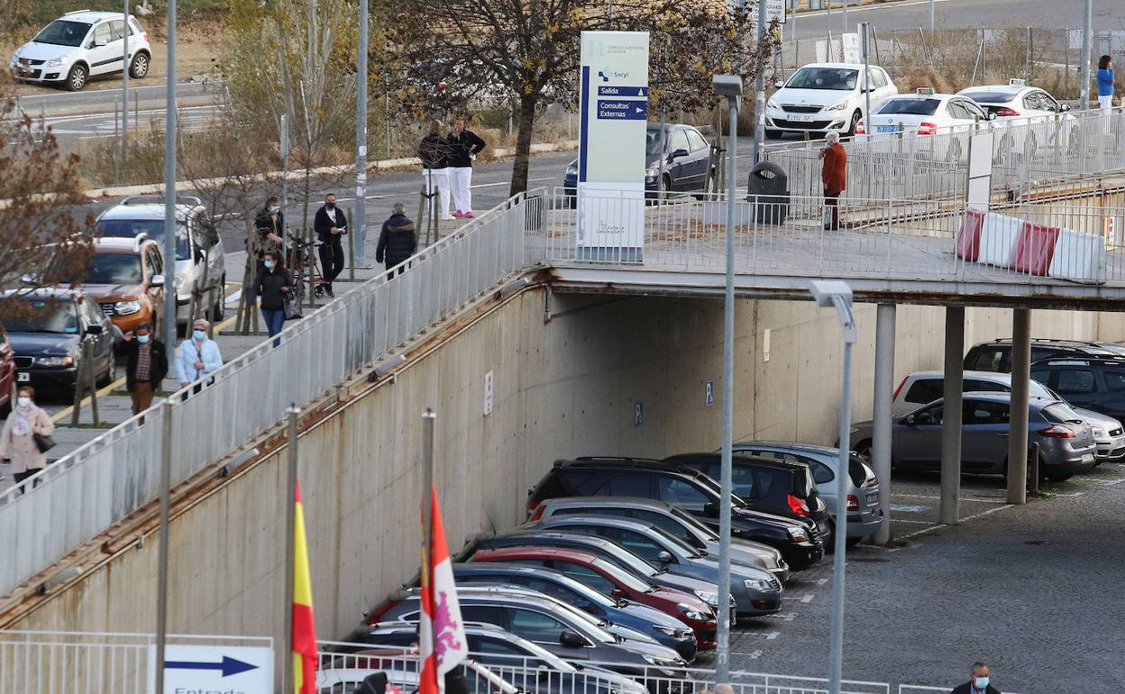 Tránsito de personas en los alrededores del Hospital General de Segovia esta semana. 