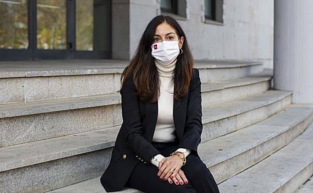 Rebeca San José, en la escalinata de acceso a la Facultad de Económicas de Valladolid.