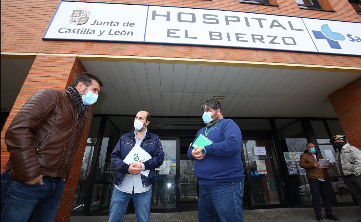 Luis Tudanca durante su reunión con la Junta de Personal del hospital de El Bierzo.