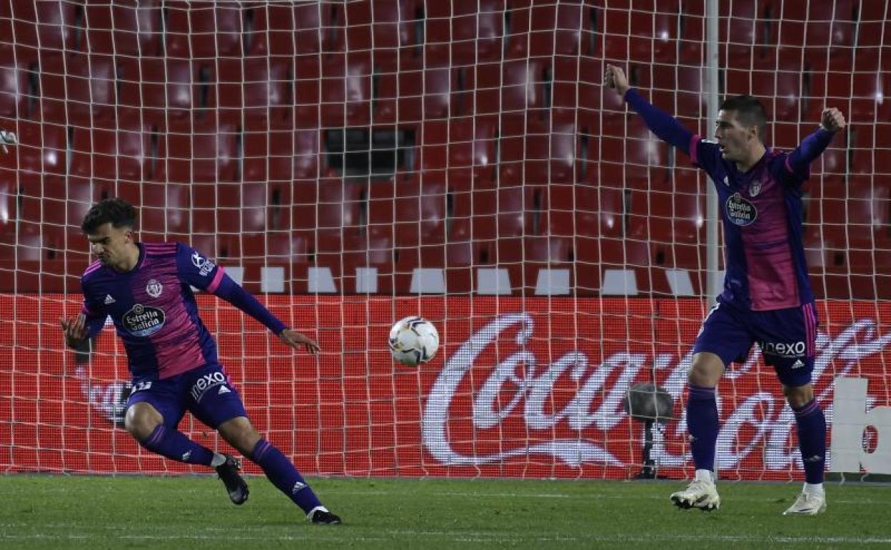 Jota (izquierda) y Guardiola celebran el 1-3, obra del extremo portugués.