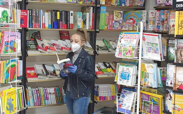 Mari Carmen Olmedillas, propietaria de una librería en El Espinar. 