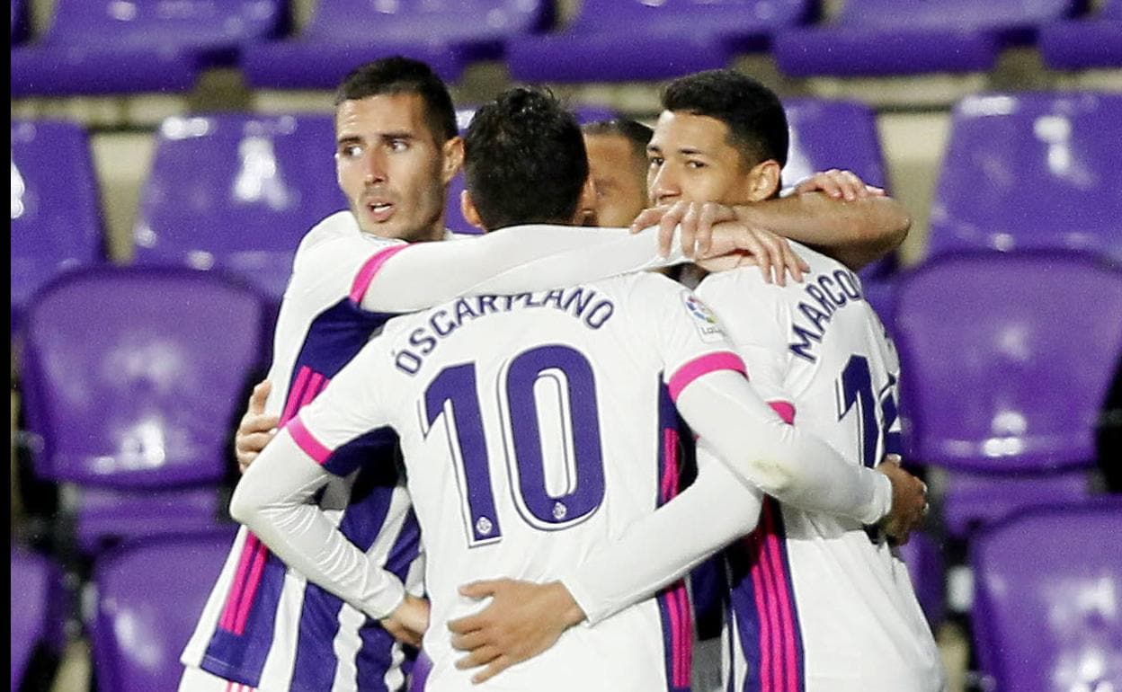 Los jugadores del Real Valladolid se abrazan tras lograr uno de los dos goles ante el Athletic